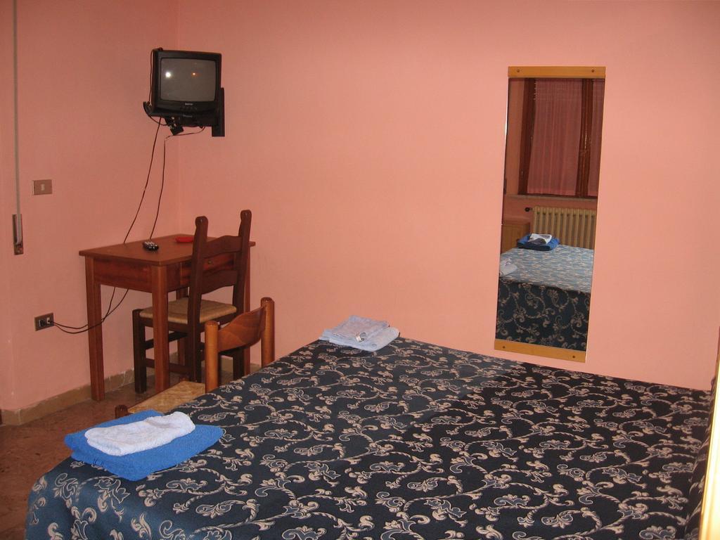 Hotel Casale Isola del Gran Sasso dʼItalia Camera foto