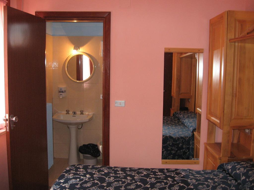 Hotel Casale Isola del Gran Sasso dʼItalia Camera foto